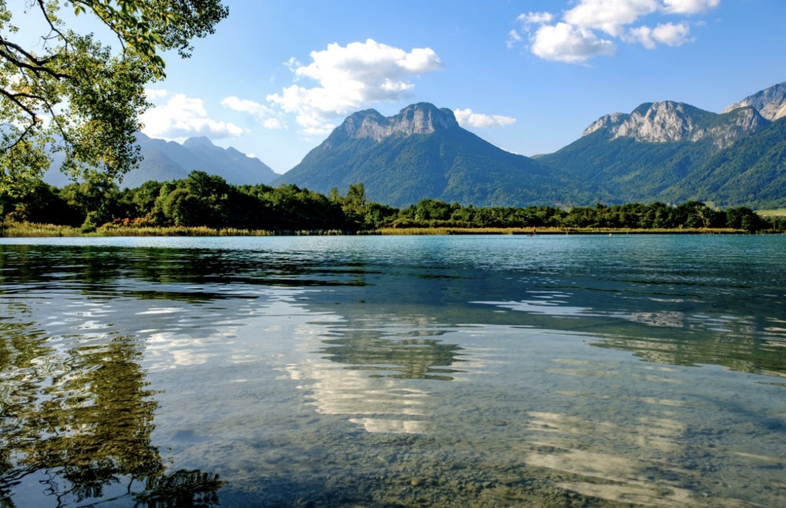 Le lac au pied de la Tournette, à Lathuile