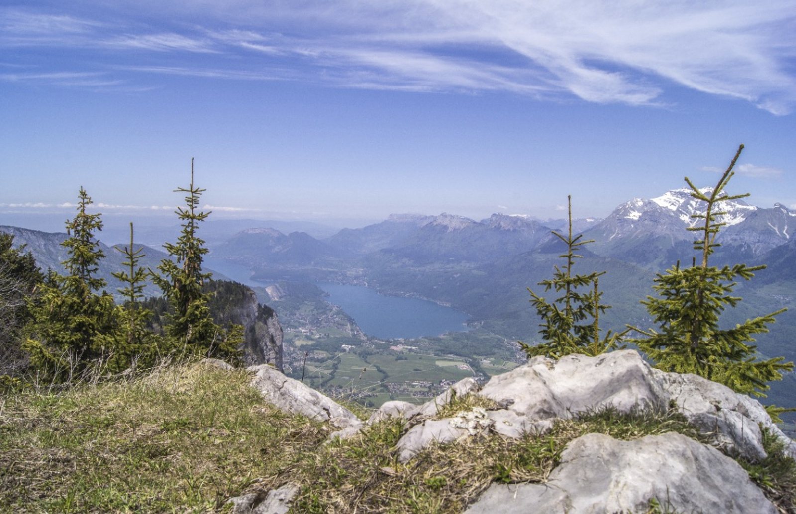 Vue plongeante sur le lac d'Annecy et la Tournette enneigée, depuis les hauteurs de Lathuile